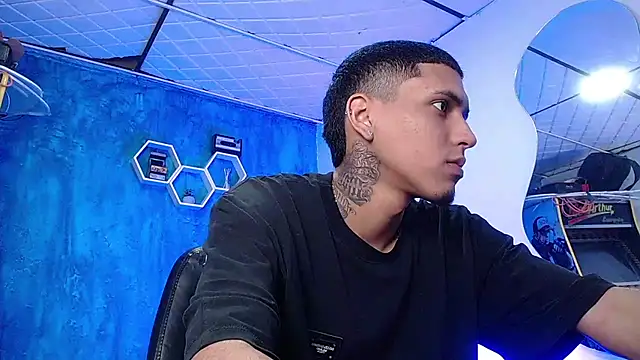 Snapshot of Liam_lee chatting on 12-23-24, 03:33 Liam lee online show from 12-23-24, 03:33