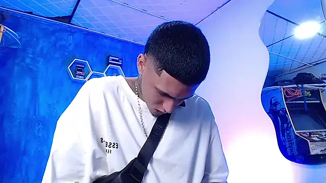 Snapshot of Liam_lee chatting on 12-24-24, 04:08 Liam lee online show from 12-24-24, 04:08