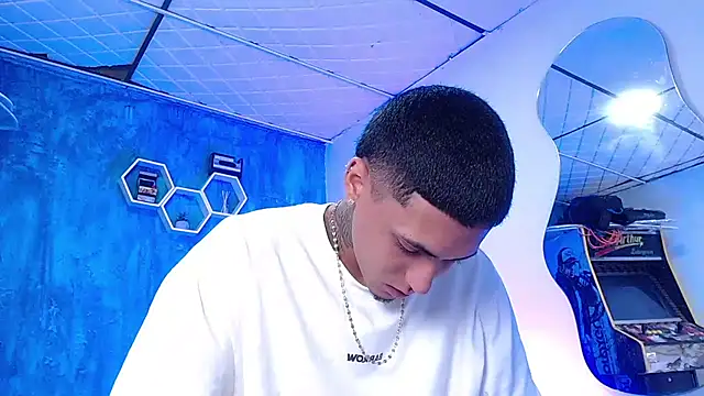 Snapshot of Liam_lee chatting on 12-28-24, 03:37 Liam lee online show from 12-28-24, 03:37