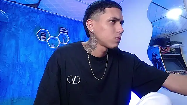 Snapshot of Liam_lee chatting on 01-04-25, 04:11 Liam lee online show from 01-04-25, 04:11