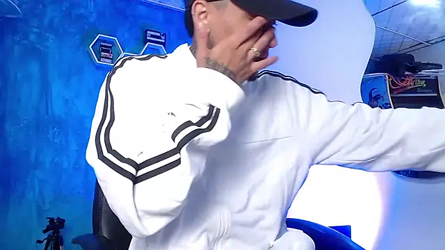 Snapshot of Liam_lee chatting on 01-05-25, 01:26 Liam lee online show from 01-05-25, 01:26