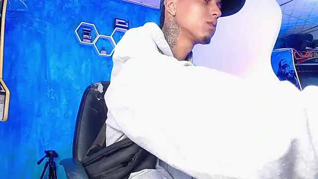 Snapshot of Liam_lee chatting on 01-07-25, 01:03 Liam lee online show from 01-07-25, 01:03