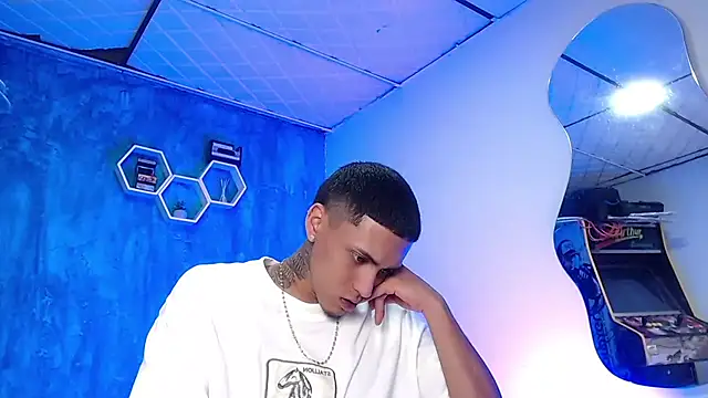 Snapshot of Liam_lee chatting on 01-11-25, 04:03 Liam lee online show from 01-11-25, 04:03