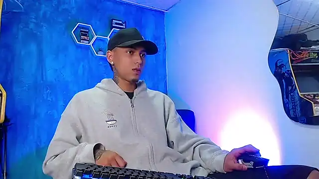 Snapshot of Liam_lee chatting on 01-12-25, 01:05 Liam lee online show from 01-12-25, 01:05