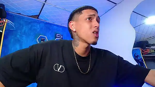 Snapshot of Liam_lee chatting on 01-12-25, 04:29 Liam lee online show from 01-12-25, 04:29