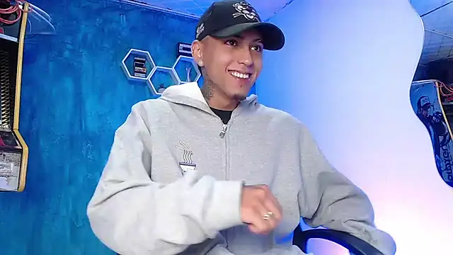 Snapshot of Liam_lee chatting on 01-17-25, 01:03 Liam lee online show from 01-17-25, 01:03