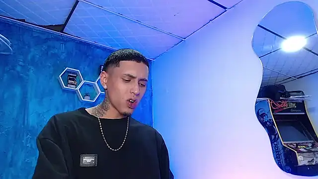 Snapshot of Liam_lee chatting on 01-17-25, 04:36 Liam lee online show from 01-17-25, 04:36