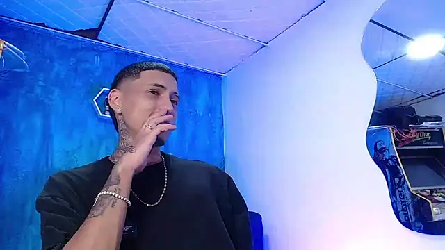 Snapshot of Liam_lee chatting on 01-24-25, 04:17 Liam lee online show from 01-24-25, 04:17