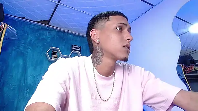 Snapshot of Liam_lee chatting on 02-01-25, 04:00 Liam lee online show from 02-01-25, 04:00