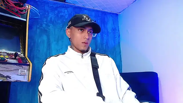 Snapshot of Liam_lee chatting on 02-04-25, 12:55 Liam lee online show from 02-04-25, 12:55