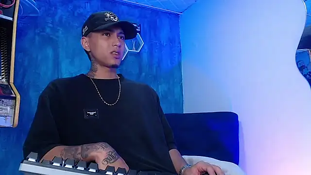 Snapshot of Liam_lee chatting on 02-06-25, 12:59 Liam lee online show from 02-06-25, 12:59