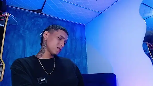 Snapshot of Liam_lee chatting on 02-06-25, 04:03 Liam lee online show from 02-06-25, 04:03