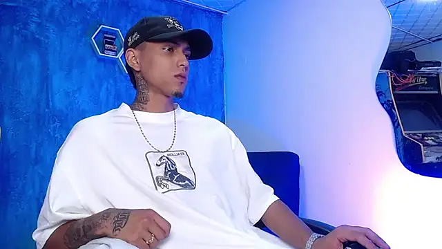 Snapshot of Liam_lee chatting on 02-07-25, 01:11 Liam lee online show from 02-07-25, 01:11