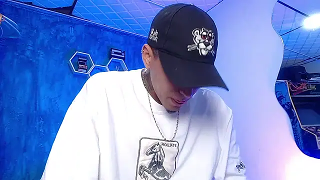 Snapshot of Liam_lee chatting on 02-07-25, 04:46 Liam lee online show from 02-07-25, 04:46