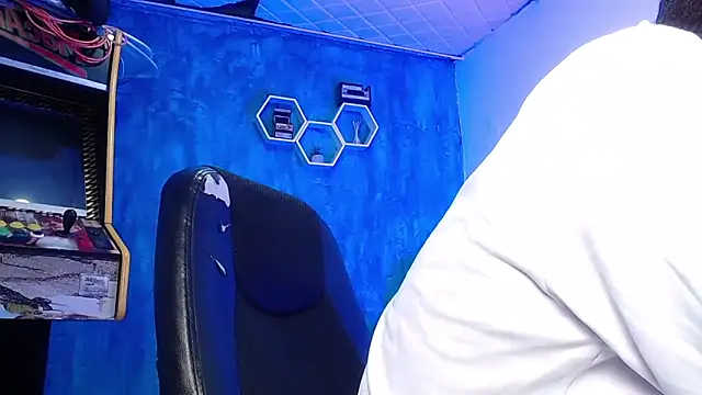 Snapshot of Liam_lee chatting on 02-08-25, 01:44 Liam lee online show from 02-08-25, 01:44