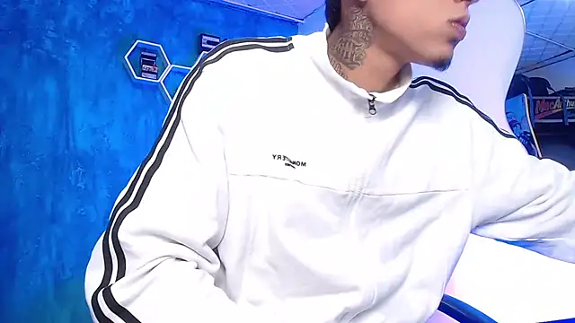 Snapshot of Liam_lee chatting on 02-11-25, 01:20 Liam lee online show from 02-11-25, 01:20