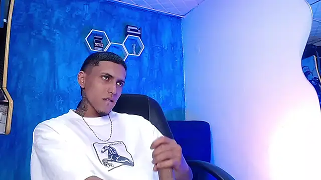 Snapshot of Liam_lee chatting on 02-11-25, 04:24 Liam lee online show from 02-11-25, 04:24