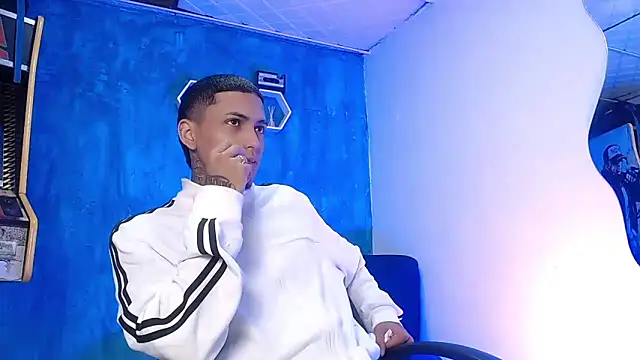 Snapshot of Liam_lee chatting on 02-14-25, 12:47 Liam lee online show from 02-14-25, 12:47