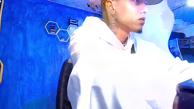 Snapshot of Liam_lee chatting on 02-16-25, 12:54 Liam lee online show from 02-16-25, 12:54