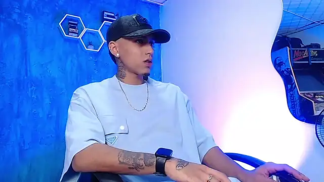 Snapshot of Liam_lee chatting on 02-18-25, 01:00 Liam lee online show from 02-18-25, 01:00