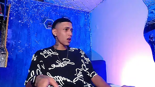 Snapshot of Liam_lee chatting on 02-20-25, 01:08 Liam lee online show from 02-20-25, 01:08