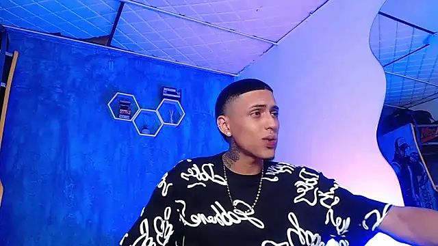 Snapshot of Liam_lee chatting on 02-20-25, 04:14 Liam lee online show from 02-20-25, 04:14