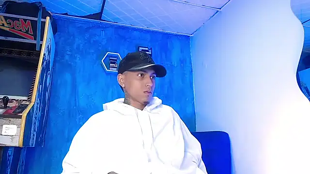 Snapshot of Liam_lee chatting on 02-24-25, 12:48 Liam lee online show from 02-24-25, 12:48