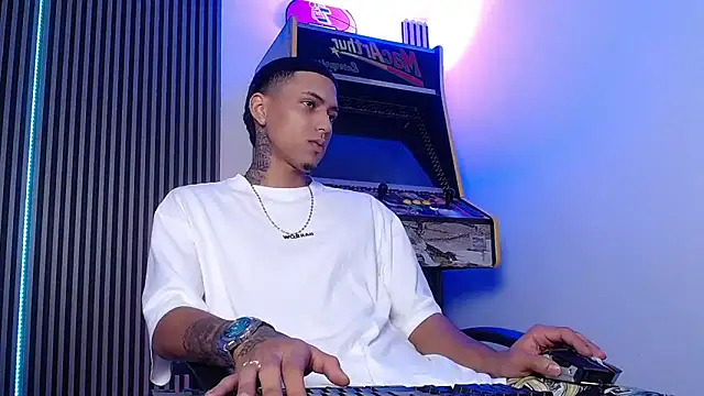 Snapshot of Liam_lee chatting on 03-04-25, 01:49 Liam lee online show from 03-04-25, 01:49