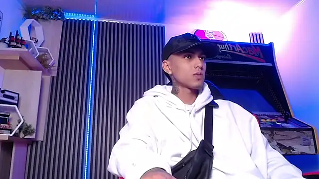 Snapshot of Liam_lee chatting on 03-08-25, 01:03 Liam lee online show from 03-08-25, 01:03