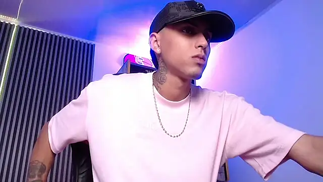 Snapshot of Liam_lee chatting on 03-08-25, 04:39 Liam lee online show from 03-08-25, 04:39