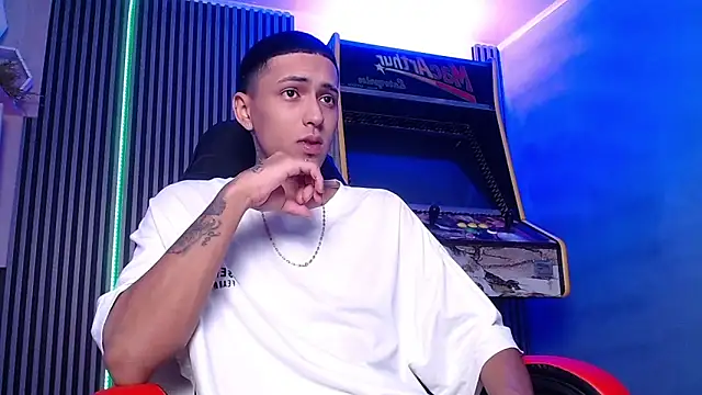 Snapshot of Liam_lee chatting on 03-14-25, 01:24 Liam lee online show from 03-14-25, 01:24