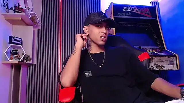 Snapshot of Liam_lee chatting on 03-15-25, 01:07 Liam lee online show from 03-15-25, 01:07