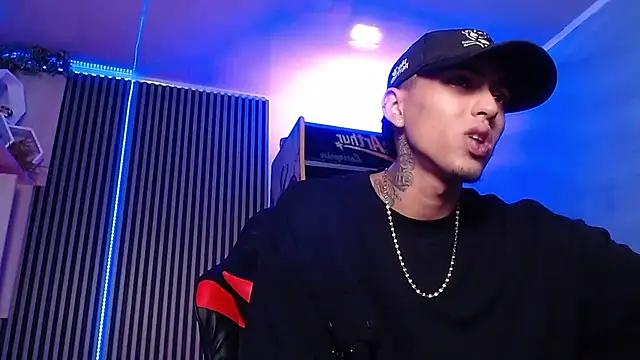 Snapshot of Liam_lee chatting on 03-17-25, 01:29 Liam lee online show from 03-17-25, 01:29