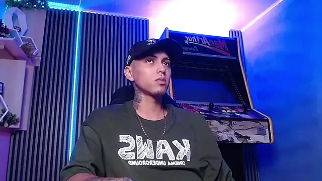 Snapshot of Liam_lee chatting on 03-20-25, 01:37 Liam lee online show from 03-20-25, 01:37