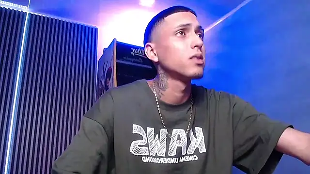 Snapshot of Liam_lee chatting on 03-20-25, 04:42 Liam lee online show from 03-20-25, 04:42