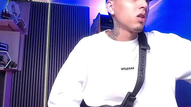 Snapshot of Liam_lee chatting on 03-22-25, 01:08 Liam lee online show from 03-22-25, 01:08