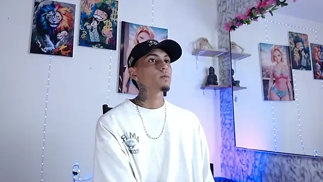 Snapshot of Liam_lee chatting on 09-18-25, 01:57 Liam lee online show from 09-18-25, 01:57