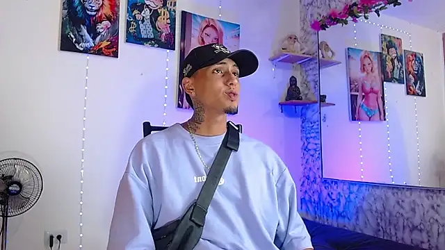 Snapshot of Liam_lee chatting on 10-18-25, 09:59 Liam lee online show from 10-18-25, 09:59