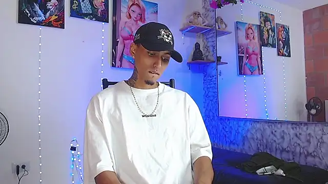 Snapshot of Liam_lee chatting on 10-19-25, 02:29 Liam lee online show from 10-19-25, 02:29