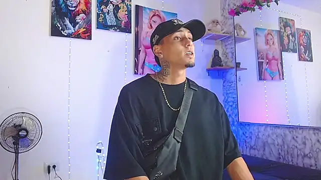 Snapshot of Liam_lee chatting on 10-20-25, 10:10 Liam lee online show from 10-20-25, 10:10