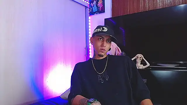 Snapshot of Liam_lee chatting on 12-02-25, 03:51 Liam lee online show from 12-02-25, 03:51