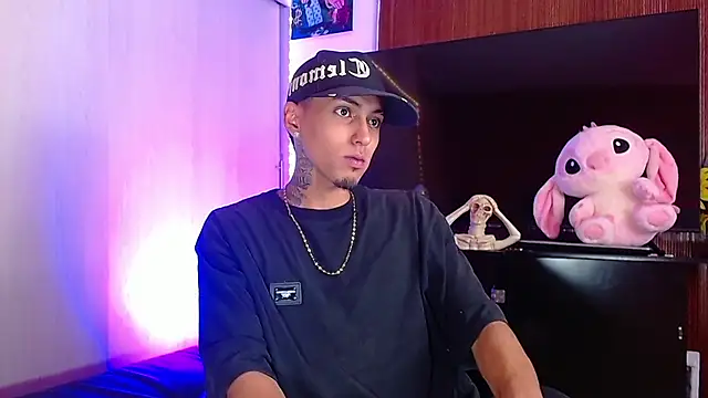 Snapshot of Liam_lee chatting on 12-05-25, 04:25 Liam lee online show from 12-05-25, 04:25