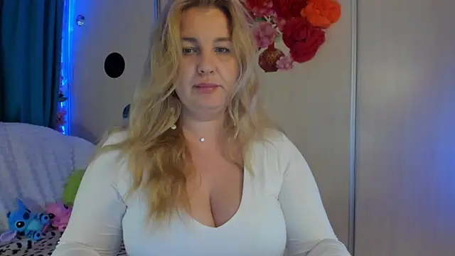 CoraSwon online show from 09-25-25, 06:28