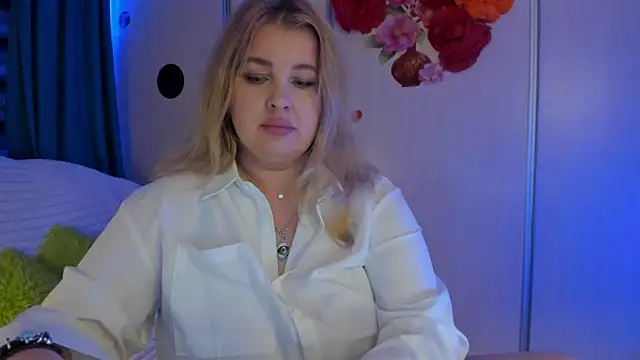 CoraSwon online show from 10-04-25, 07:34