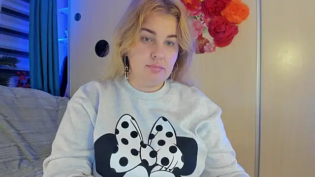 CoraSwon online show from 10-28-25, 09:17