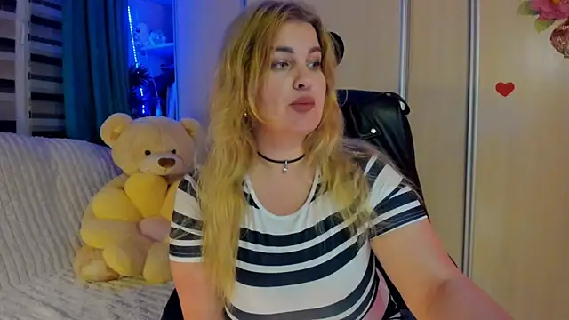 CoraSwon online show from 03-27-26, 07:24