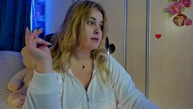 CoraSwon online show from 04-14-26, 07:25