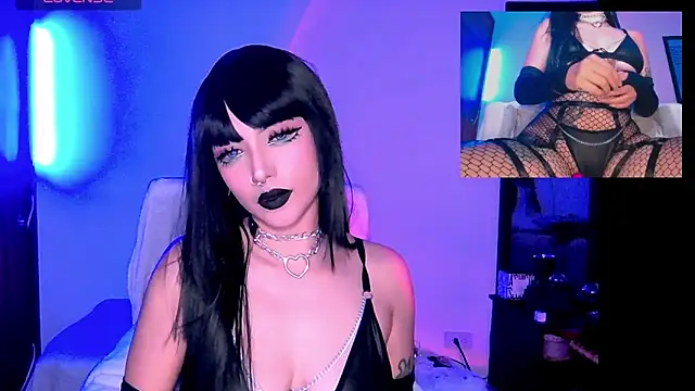 Snapshot of HollyDominic chatting on 02-28-25, 05:04 HollyDominic online show from 02-28-25, 05:04