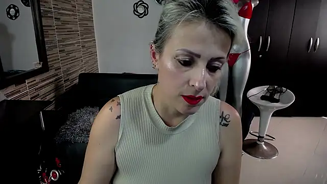 Snapshot of Emma_Rizzoo chatting on 02-06-25, 07:40 Emma Rizzoo online show from 02-06-25, 07:40