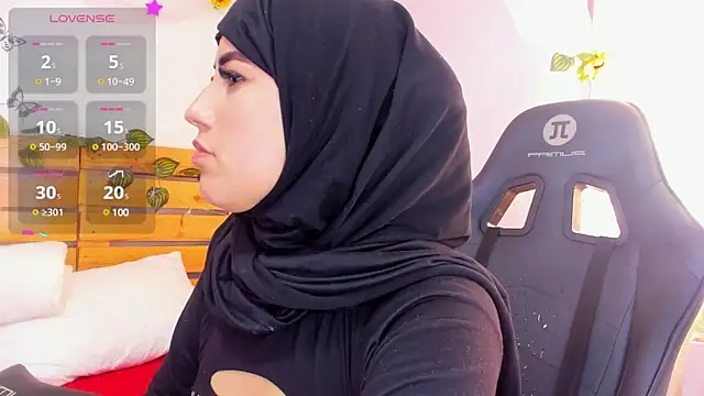 Snapshot of amira_nazer chatting on 02-25-25, 02:00 amira nazer online show from 02-25-25, 02:00